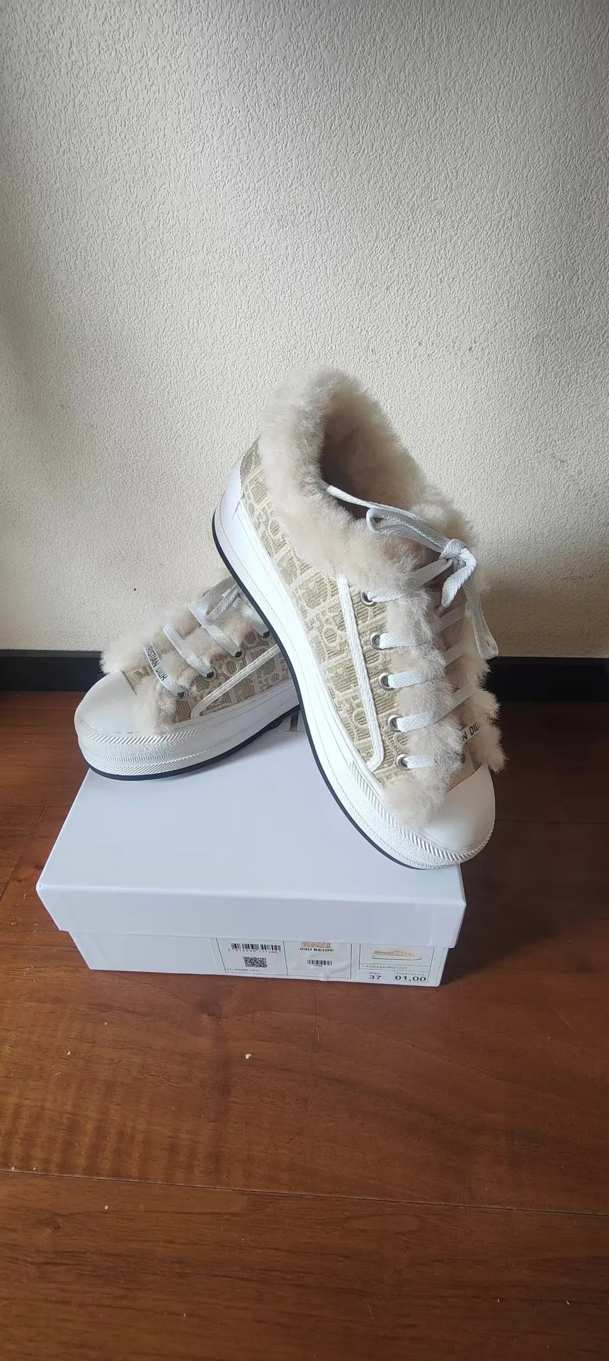 👟👟Ex-factory price 640👟👟——Dior Dior embroidered thick-soled wool casual shoes, fur shoes 𝐃𝐈𝐎𝐑 𝐖𝐚𝐥𝐤'𝐧 Dior presbyopic embroidered wool thick-soled canvas shoes, casual sports shoes, this Walk'n'Dior Thick-soled sneakers are a stylish piece that elevate the collection. Oblique printed cotton embroidered upper with comfortable platform sole, tongue and Christian Dior Paris signature laces. Can add fashionable temperament to all kinds of casual looks. Original custom-made imported Oblique printed embroidery fabric. Imported soft sheepskin lining. Original exclusive open-molded TPU material outsole. Bottom thickness 4.5CM. Size: Women's 35-41 (custom-made 41 is non-refundable)